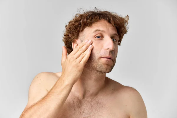 Portrait Mature Man Curly Hair Taking Care Skin Moisturizing Cream — Stock Photo, Image