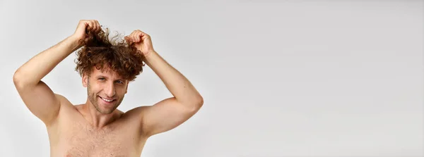 乱蓬蓬的头发正成熟的男人赤身裸体地站着 在灰蒙蒙的画室背景下 留著卷曲的头发 男人美的概念 身体和皮肤护理 美容术 — 图库照片