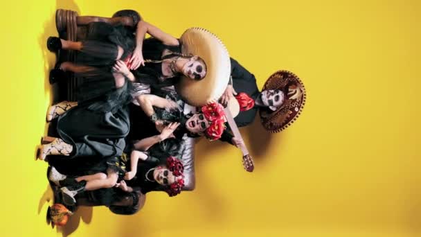 Kreatywna Rodzina Mężczyzna Kobieta Dwie Córki Makijażu Kostiumach Śpiewające Żółtym — Wideo stockowe