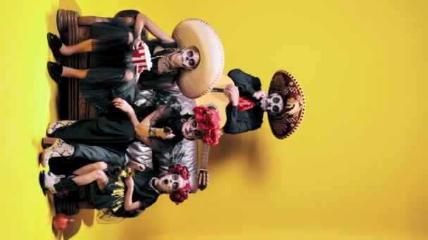 Erkek Kadın Çocuklar Şeker Kafatası Makyajı Kostümlü Sarı Stüdyo Arka — Stok video