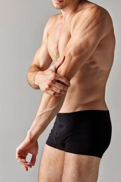 Боль Руке Растяжение Обрезанное Изображение Мускулистого Человека Рельефным Телом Нижнем — стоковое фото