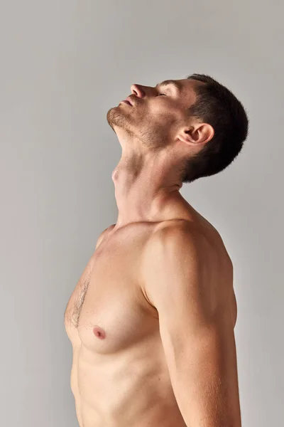 Seitenansicht Eines Jungen Mannes Mit Kräftigem Muskulösem Reliefartigem Körper Der — Stockfoto