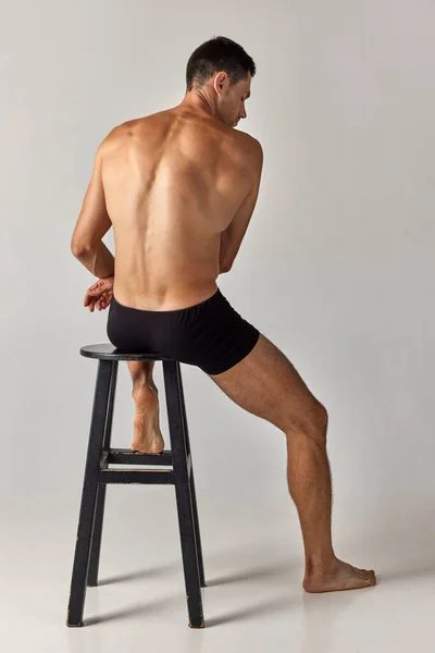 Vista Posterior Imagen Hombre Joven Con Cuerpo Musculoso Sentado Silla —  Fotos de Stock