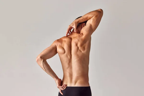 Masaje Espalda Musculoso Alivio Fuerte Espalda Masculina Sobre Fondo Gris —  Fotos de Stock