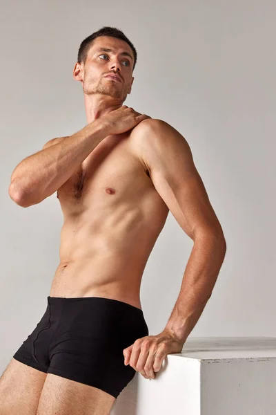 Retrato Homem Bonito Com Muscular Forma Corpo Atlético Posando Sem — Fotografia de Stock