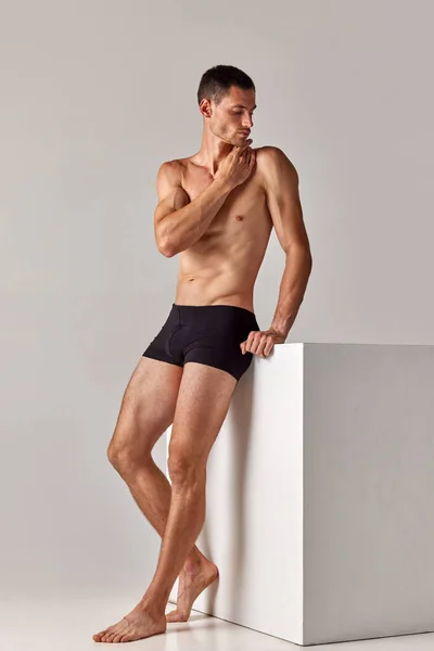 스튜디오 배경에 속옷에 잘생긴 남자의 이미지 건강과 아름다움 피트니스 광고의 — 스톡 사진