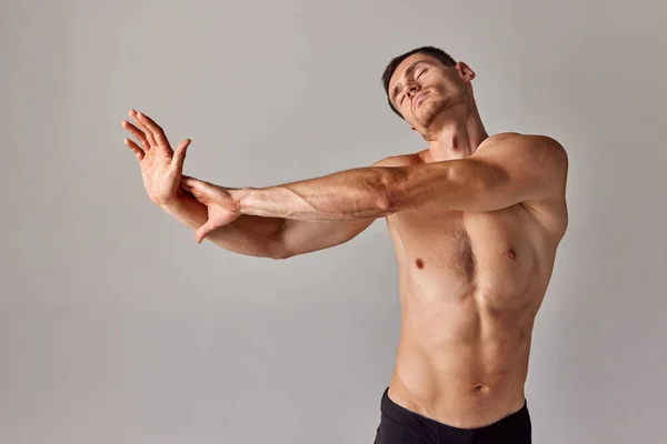 Alongamento Homem Jovem Com Muscular Corpo Alívio Sem Camisa Roupa — Fotografia de Stock