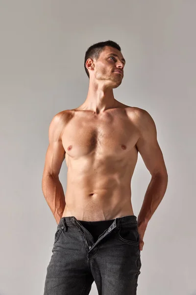 Портрет Молодого Человека Мускулистым Телом Позирующего Рубашки Джинсах Сером Фоне — стоковое фото