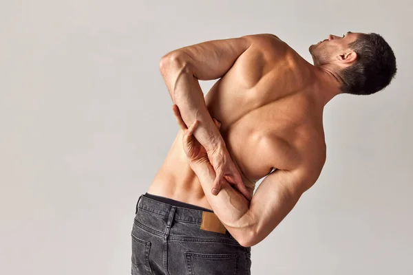 Hombre Joven Con Cuerpo Musculoso Fuerte Relieve Espalda Posando Sin — Foto de Stock
