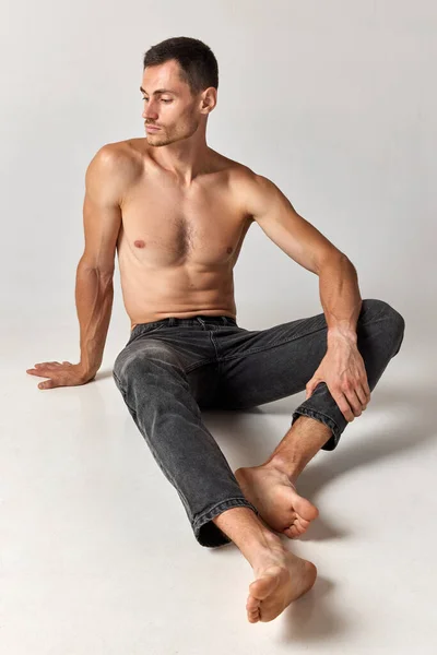 Portret Van Een Knappe Man Met Gespierde Lichaamsvorm Die Shirtloos — Stockfoto