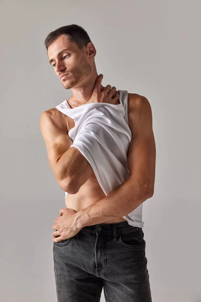 Retrato Hombre Musculoso Con Cuerpo Forma Posando Singlet Blanco Jeans —  Fotos de Stock