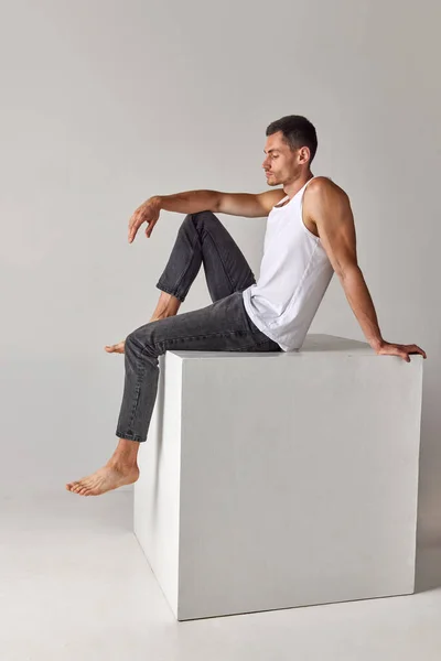 Retrato Homem Musculoso Com Corpo Forma Sentado Posando Singlet Branco — Fotografia de Stock