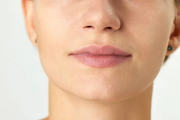 白い背景に隔離された女性の顔 唇および中国のクロップされたイメージ プラスチック手術 フィラー 唇増強 自然美 化粧品 化粧品 スキンケア スパのコンセプト — ストック写真