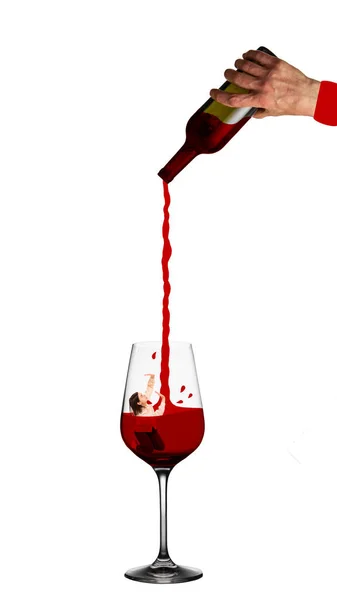 年轻女人拿着红酒跳进杯子里 人类的手倒酒 女性酗酒和问题 概念设计 超现实主义的概念 — 图库照片