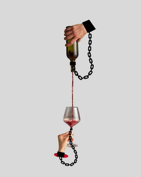 ワインにつながるチェーン付きの人手 概念的な設計 女性のガラスにアルコールを注ぐ男性手 アルコール依存症 シュレアリズムの概念 — ストック写真