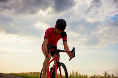 Dayanıklılık ve motivasyon. Triatloncu eğitimi, dışarıda bisiklete binmek, maratona hazırlanmak. Profesyonel spor anlayışı, triatlon hazırlığı, rekabet, atletizm