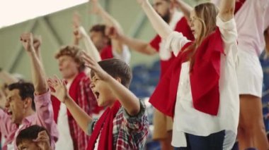 Başarı ve kazanma. Bir grup duygusal insan, spor hayranları, taraftarlar maç sırasında favori takımı neşelendiriyorlar. Spor kavramı, dünya, takım, etkinlik, rekabet, duygular, şampiyonluk, bahis
