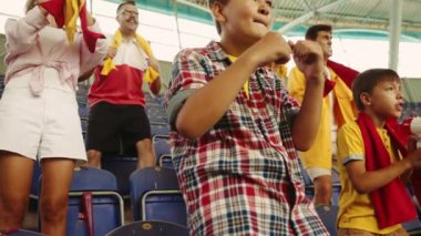 Gergin oyun anı. Heyecanlı ve endişeli gençler, stadyumdaki sporseverler, maç sırasında favori takımı neşelendiriyorlar. Spor, kupa, dünya, takım, olay, rekabet, duygular, bahis kavramı