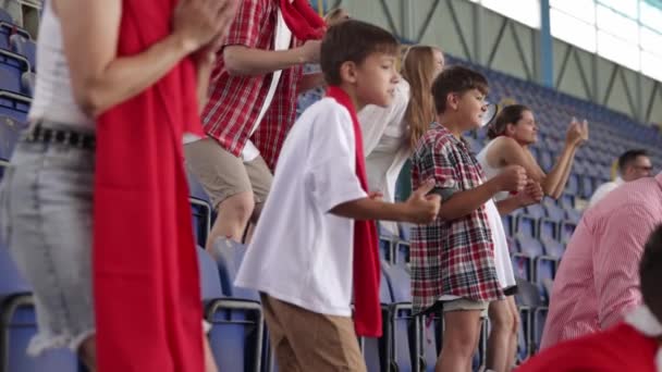 Vesztésre Állunk Fiatalok Focirajongók Akik Felvidítják Kedvenc Csapatukat Stadionban Érzelmeket — Stock videók