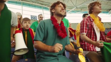 Kazan. Bir grup duygusal genç insan, spor hayranları, hevesliler maç sırasında favori takımı neşelendiriyorlar. Spor ve takım kavramı, etkinlik, rekabet, duygular, şampiyonluk, bahis