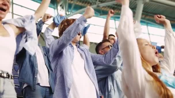 Grupp Unga Människor Vänner Sport Fans Stadion Muntra Upp Känslomässiga — Stockvideo