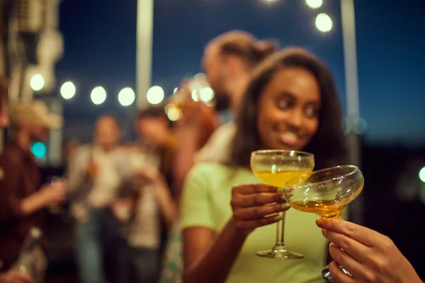 Konzentrieren Sie Sich Auf Das Klirren Von Cocktailgläsern Freunde Treffen — Stockfoto