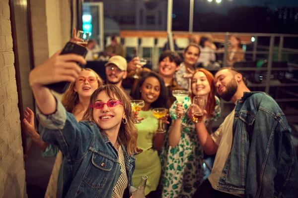 Grupa Młodych Ludzi Przyjaciele Spotykają Się Wieczorem Dachu Dobrze Się — Zdjęcie stockowe