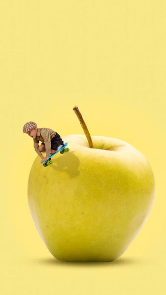 小男孩 孩子在黄色的背景上滑落青苹果 新鲜水果和维生素 当代艺术食品和体育的概念 超现实主义 营养和饮食 创意设计 — 图库照片