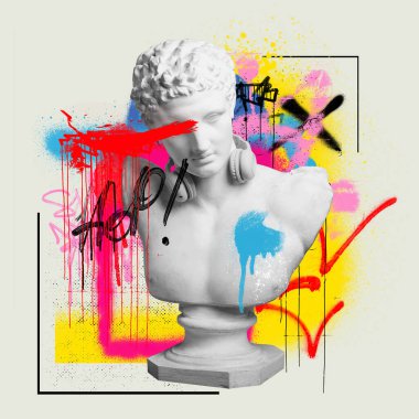 Renkli boyalarla boyanmış antik heykel büstü, açık arkaplanda grafiti. Sokak tarzı. Çağdaş sanat kolajı. Postmodern kavram, yaratıcılık, hayal gücü, pop sanat. Yaratıcı tasarım