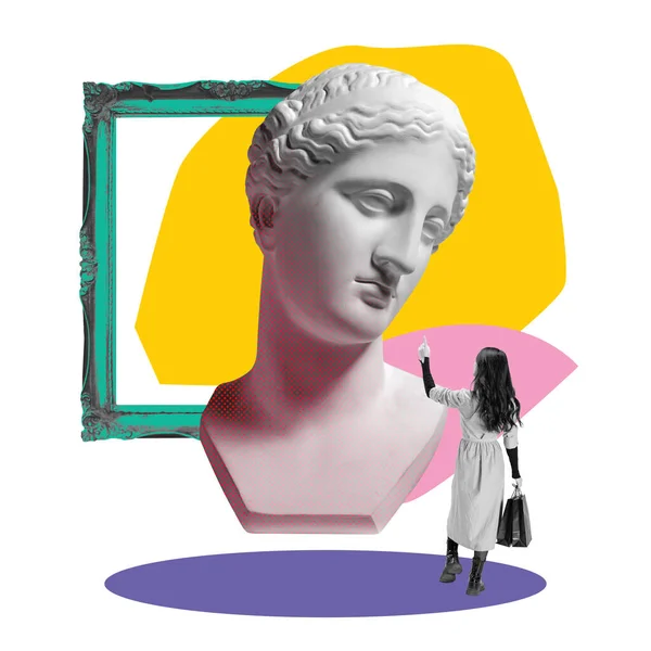 Antiek Museum Jonge Vrouw Kijkt Naar Gigantische Antieke Standbeeld Buste — Stockfoto