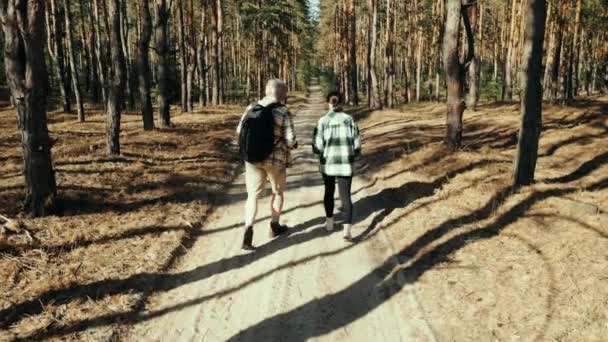 Anziani Uomini Donne Che Camminano Nella Foresta Nelle Calde Giornate — Video Stock