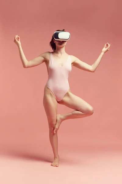 Virtual Yoga Woman Bodysuit Wearing Glasses Training Yoga Exercises Pink — Stock Photo, Image