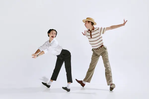 Beyaz Stüdyo Arka Planında Izole Bir Şekilde Dans Eden Modaya — Stok fotoğraf