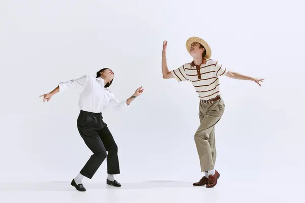 Художественные Талантливые Молодые Люди Мужчина Женщина Стильной Ретро Одежде Танцуют — стоковое фото