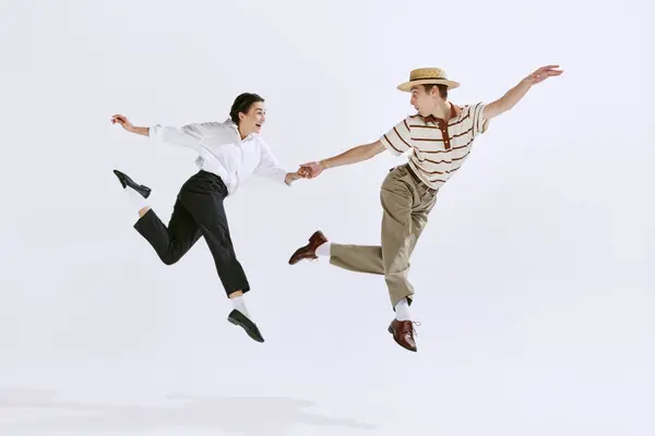 Beyaz Stüdyo Arka Planında Izole Bir Şekilde Dans Eden Şık — Stok fotoğraf