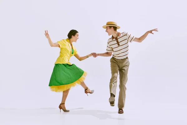 Привлекательная Позитивная Молодая Пара Мужчина Женщина Стильной Одежде Танцуют Изолированно — стоковое фото