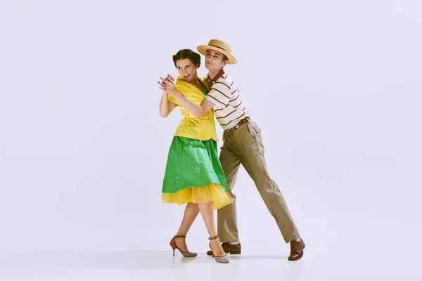 Радостная Талантливая Молодая Пара Мужчина Женщина Стильной Одежде Танцуют Изолированно — стоковое фото