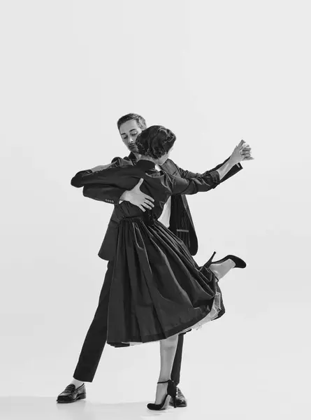 Rytmus Svoboda Černobílý Krásná Mladá Žena Elegantních Černých Šatech Tančí — Stock fotografie