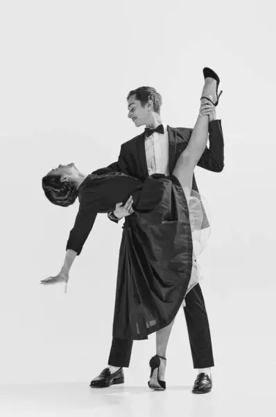 Elegancja Pasja Czarno Białym Atrakcyjna Młoda Kobieta Przystojny Mężczyzna Tańczący — Zdjęcie stockowe