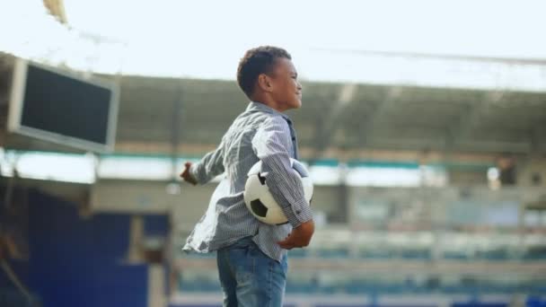 Anak Kecil Berdiri Stadion Olahraga Kosong Dengan Bola Sepak Dan — Stok Video
