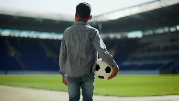 Liten Pojke Barn Går Tom Sport Stadion Med Fotboll Och — Stockvideo