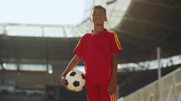 Menino Criança Uniforme Vermelho Estádio Desporto Vazio Com Bola Futebol — Vídeo de Stock