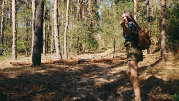 Szczęśliwi Młodzi Ludzie Mężczyzna Kobieta Spacerujący Razem Lesie Cieszący Się — Wideo stockowe