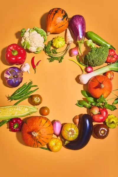 Vista Superior Imagen Verduras Frescas Naturales Sobre Fondo Naranja Calabaza —  Fotos de Stock