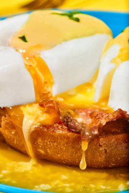 Kavrulmuş yumurta, sıvı yumurta sarısı ve kızarmış ekmek üzerine pastırma. Kahvaltı fikirleri, yemek, tat, sağlık, yaratıcılık kavramı. Pop sanat fotoğrafçılığı. Poster. İlan için alanı kopyala