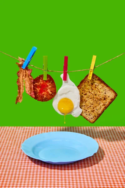 Ingredienser Stekt Ägg Bacon Tomat Och Smörgås Hänger Över Plattan — Stockfoto