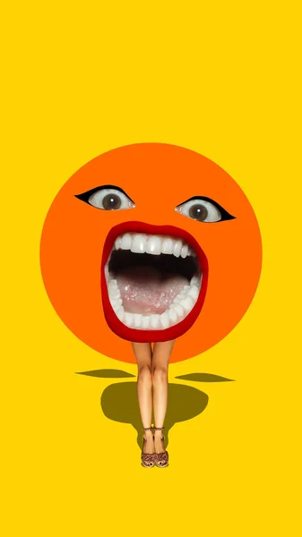 Weibliche Beine Und Schreiender Mund Weit Geöffnete Augen Vor Gelbem — Stockfoto