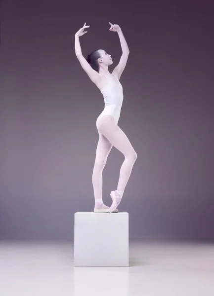 Como Uma Estátua Porcelana Mulher Elegante Bonita Bailarina Posando Cubo — Fotografia de Stock