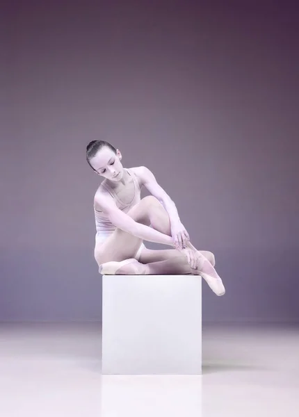 Rzeźba Piękna Młoda Kobieta Profesjonalna Baletnica Pozująca Jak Porcelanowy Posąg — Zdjęcie stockowe