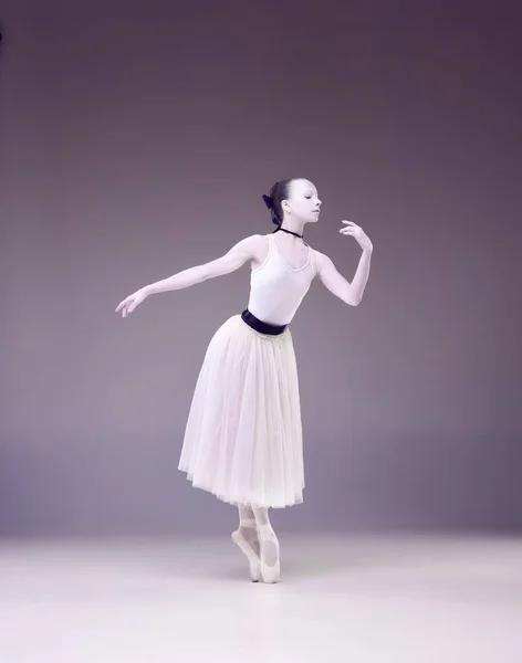 芭蕾舞表演 迷人的年轻女子 芭蕾舞演员与苍白的化妆舞蹈在工作室的背景 古典艺术的概念 古典舞 — 图库照片